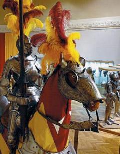 V plné parádě. Výstava v Hradci Králové ukazuje, že elegance a móda hrály roli i v rytířské zbroji.