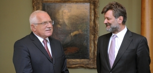 Prezident Václav Klaus (vlevo) přijal ministra vnitra Jana Kubiceho.