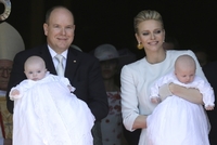 Monacký kníže Albert II. s manželkou Charlene a jejich pokřtěnými dětmi.