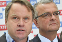 Předseda Liberálně ekologické strany Martin Bursík (vlevo) a předseda TOP 09 Miroslav Kalousek.