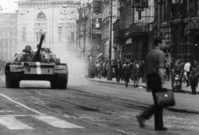 Tank projíždějící hlavním městem v roce 1968