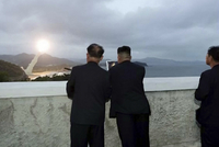 Kim Čong-un (vpravo) se přišel podívat na zkoušku nové rakety.