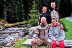 Rodinná idyla Jirsových na výletě do šumavských hvozdů.