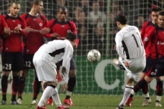 Ryan Giggs střílí gól do sítě Lille