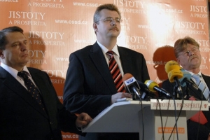 Jiří Paroubek, Jaroslav Tvrdík a Ivan Přikryl na tiskové konferenci, mezi jejímiž hlavními tématy byla i Tvrdíkova role při jednání o pronájmu stíhaček Gripen