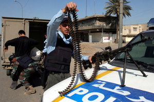 Iráčtí policisté kontrolují řidiče automobilu v Bagdádu.