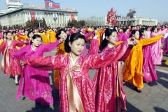 Korejky tančí na centrálním náměstí Kim Il Sung v severokorejské metropoli Pchjongjangu.
