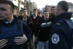 Policisté obklopili přívržence kosovskoalbánského sdružení 