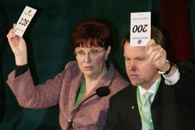 Znovu zvolená místopředsedkyně Strany zelených Dana Kuchtová a předseda Martin Bursík na celorepublikovém sjezdu strany