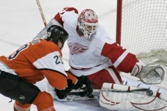 Brankář Detroit Red Wings Joey MacDonald a hráč Philadelphia Flyers Todd Fedoruk