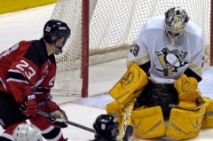 Brankář Pittsburgh Penguins Marc-Andre Fleury a hráč New Jersey Devils Scott Gomez