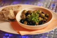Vypeckované zelené a černé marinované olivy s tymiánem