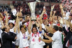 Fotbalisté FC Sevilla slaví loňský triumf