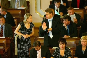 Martin Bursík a jeho stranická kolegyně Kateřina Jacques na zasedání Poslanecké sněmovny